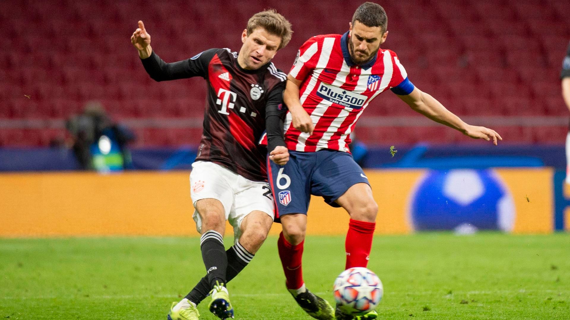 Thomas Müller y Koke, en el último Bayern-Atlético