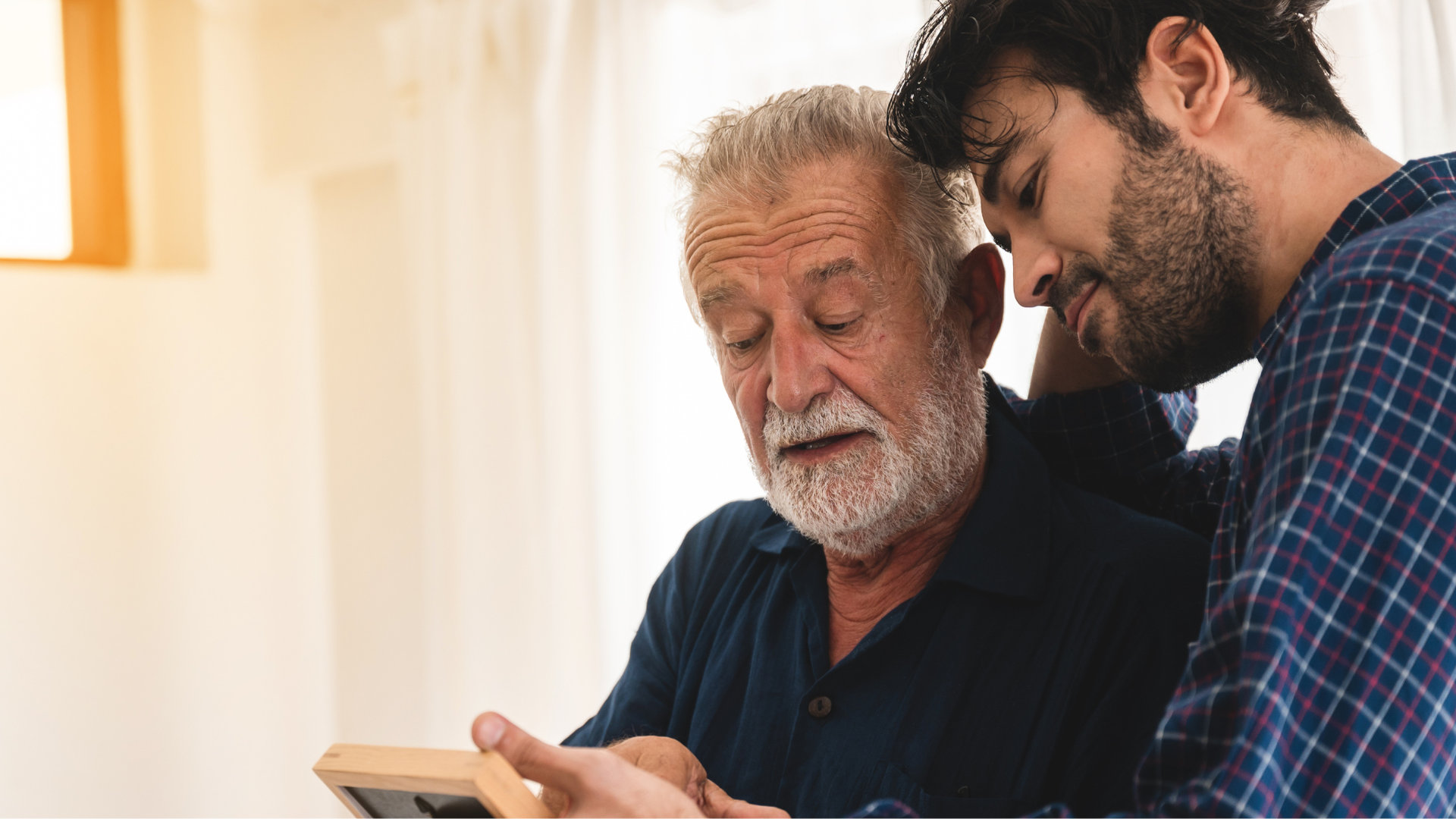Un hijo explica algo a su padre Un hijo explica algo a su padre