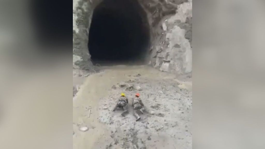 Un túnel en obras actuó como un milagroso refugio en plena avalancha de agua en Nepal, pero un centenar de trabajadores siguen dentro esperando al rescate
