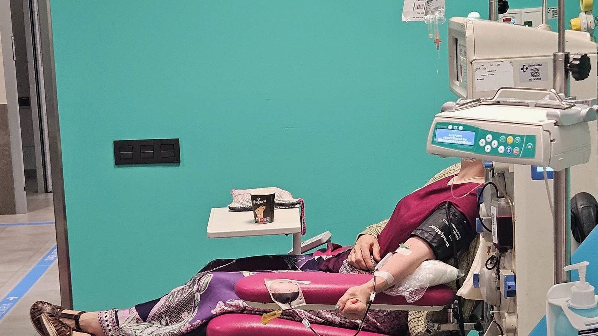 Una mujer donando plasma. Una mujer donando plasma.