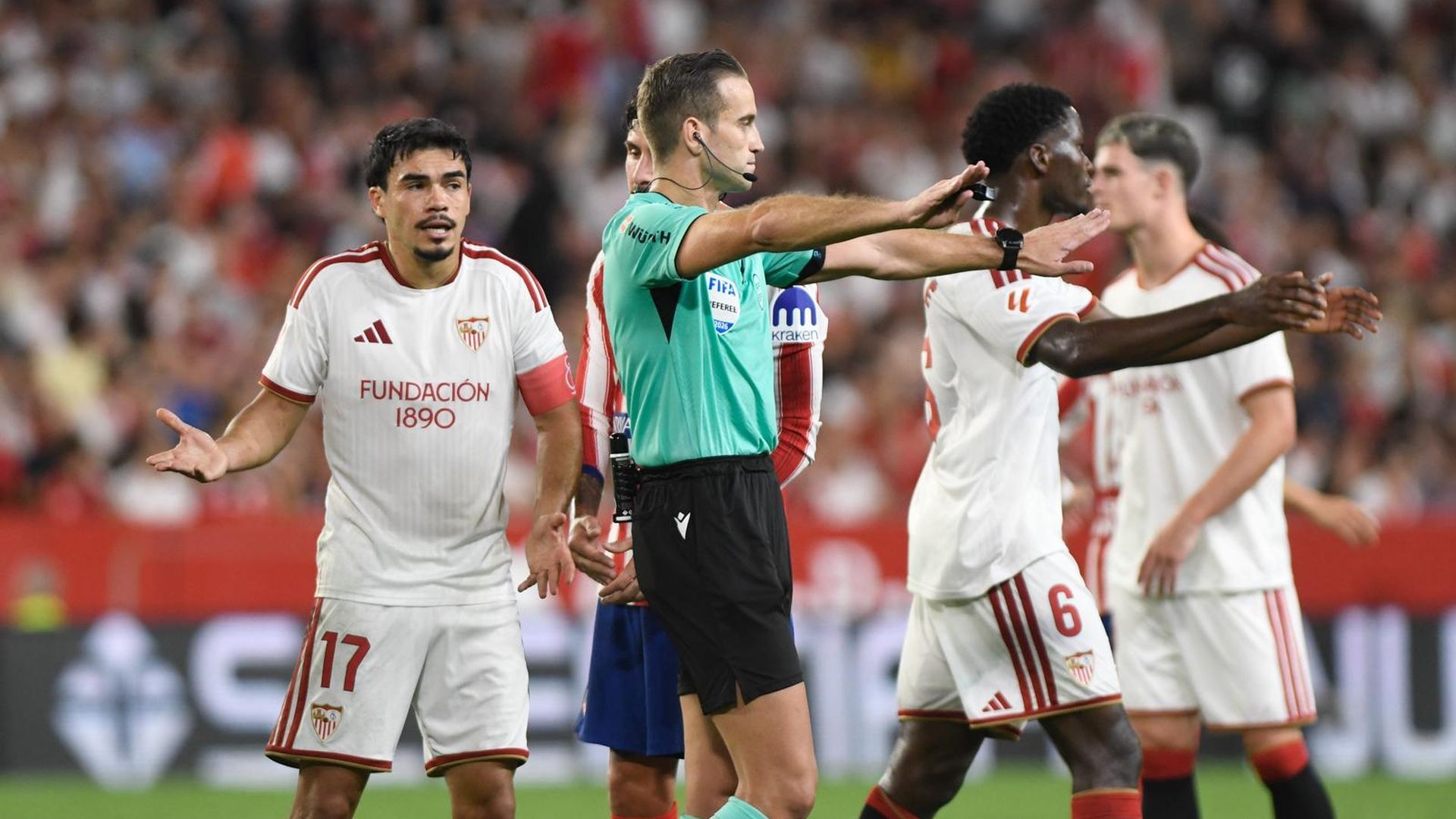 Alberola Rojas decide no señalar penalti en el Sevilla-Atlético