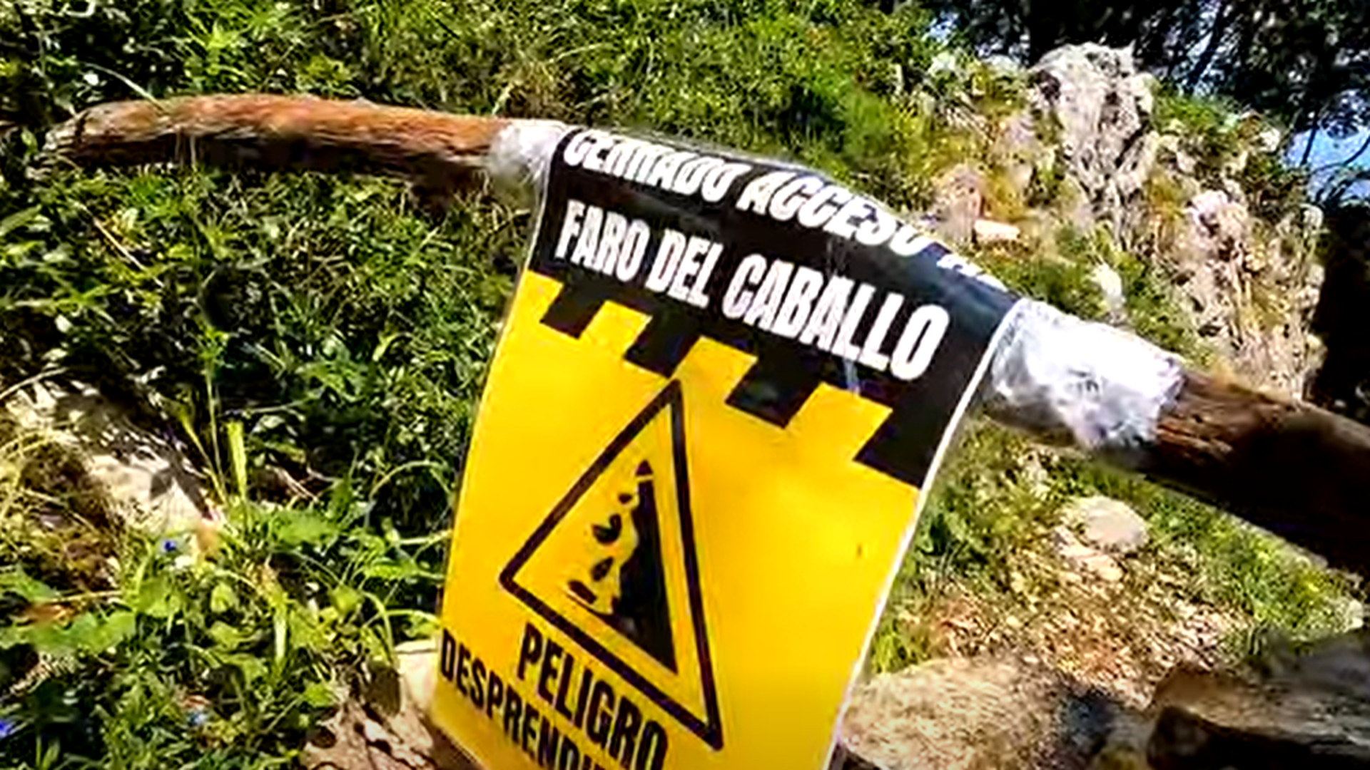 Cartel que prohíbe el acceso al Faro del Caballo en Santoña, Cantabria Cartel que prohíbe el acceso al Faro del Caballo en Santoña, Cantabria