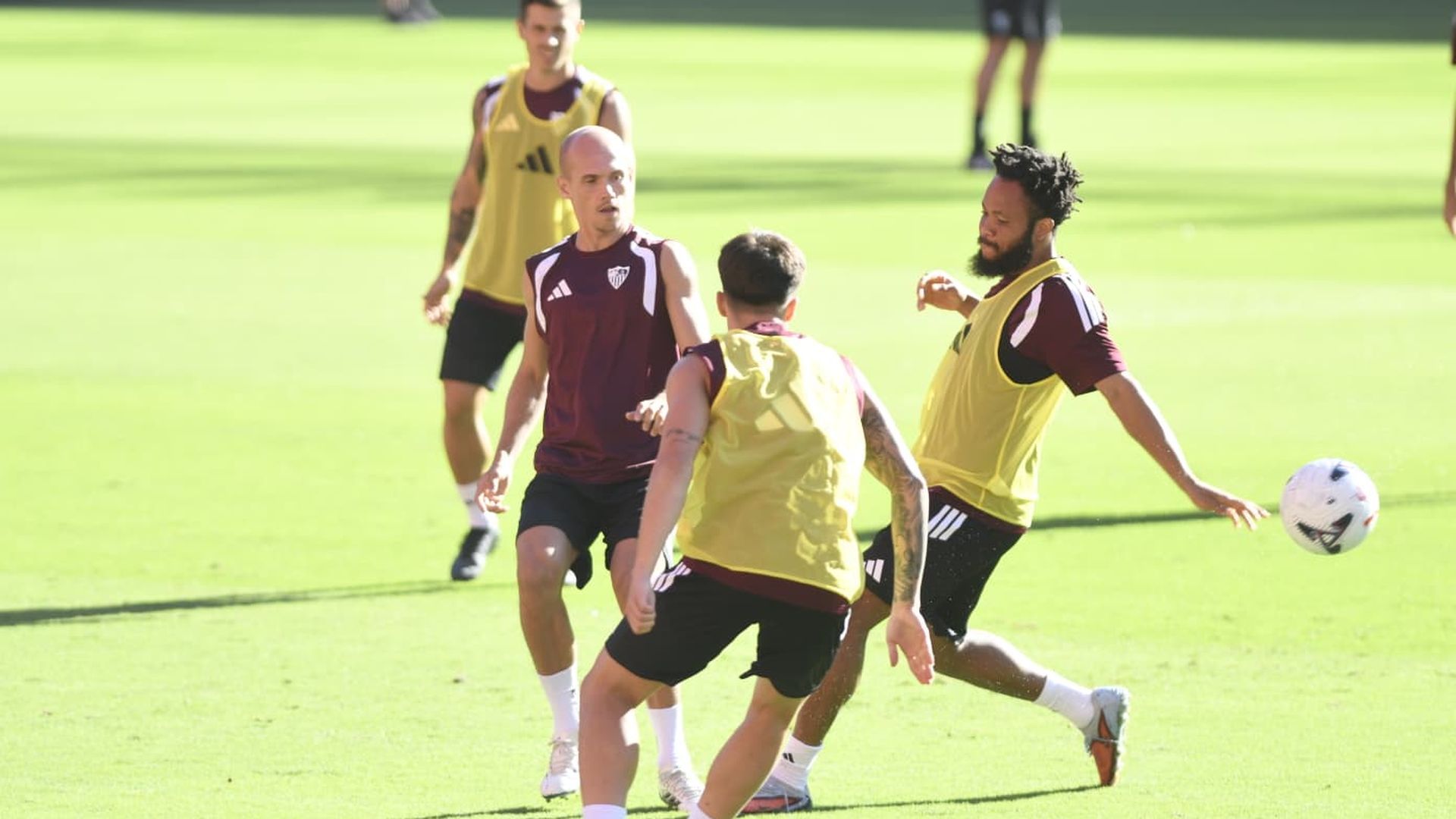 Ejuke y Guridi, en el entrenamiento del Sevilla de este viernes