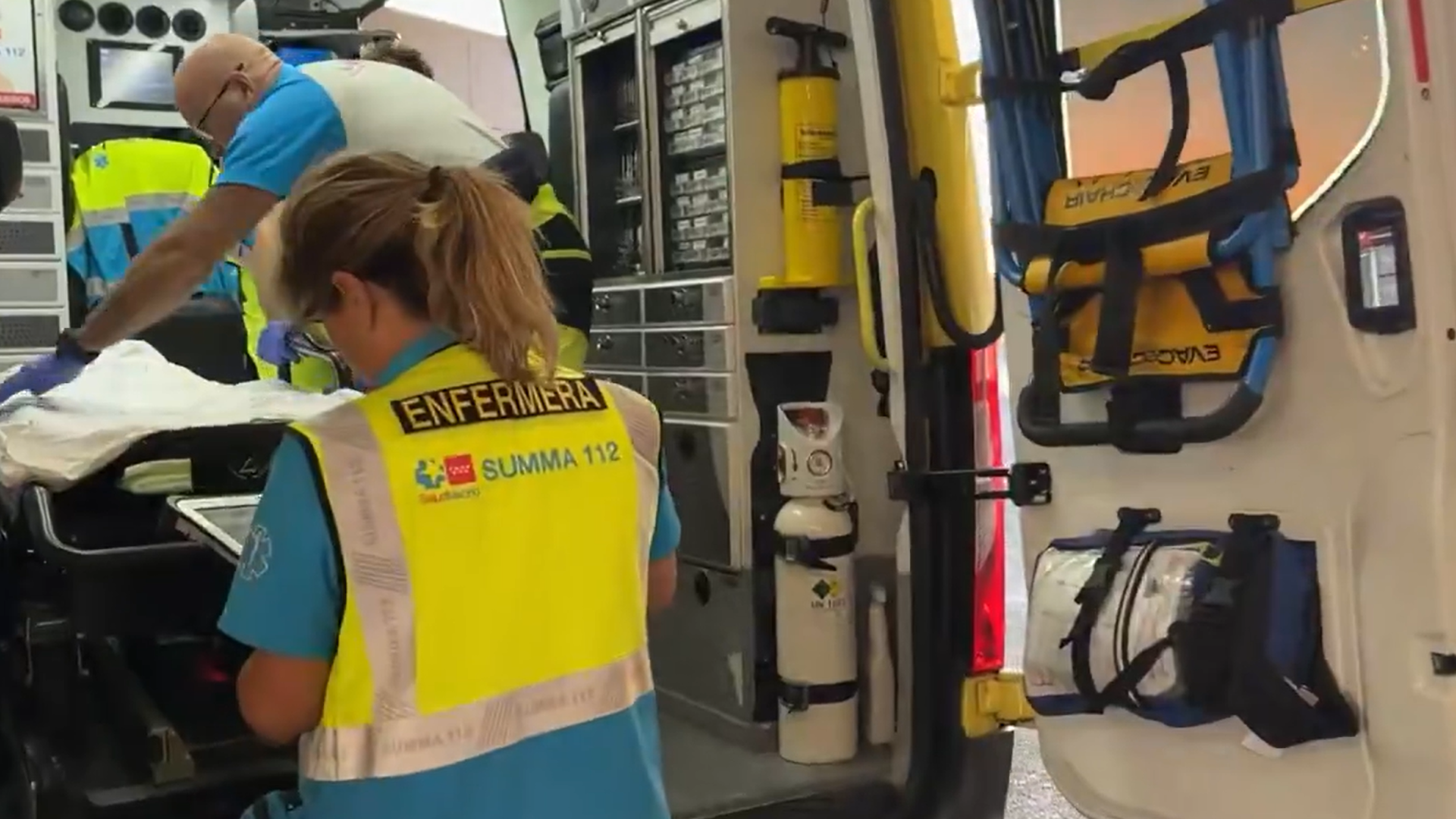 Enfermera y enfermero del SUMMA en una ambulancia Enfermera y enfermero del SUMMA en una ambulancia