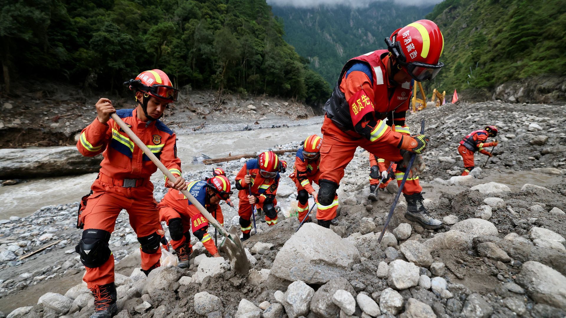Exteriores confirma que dos españoles continúan desaparecidos tras la riada en Nepal Exteriores confirma que dos españoles continúan desaparecidos tras la riada en Nepal