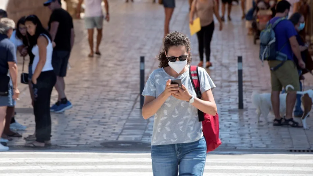 Italia reforma el código de circulación y plantea multas para los peatones que crucen la calle mirando el móvil