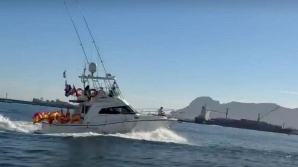 La "flotilla solidaria" llega a Ceuta con sus embarcaciones para apoyar a sus ciudadanos ante la crisis migratoria