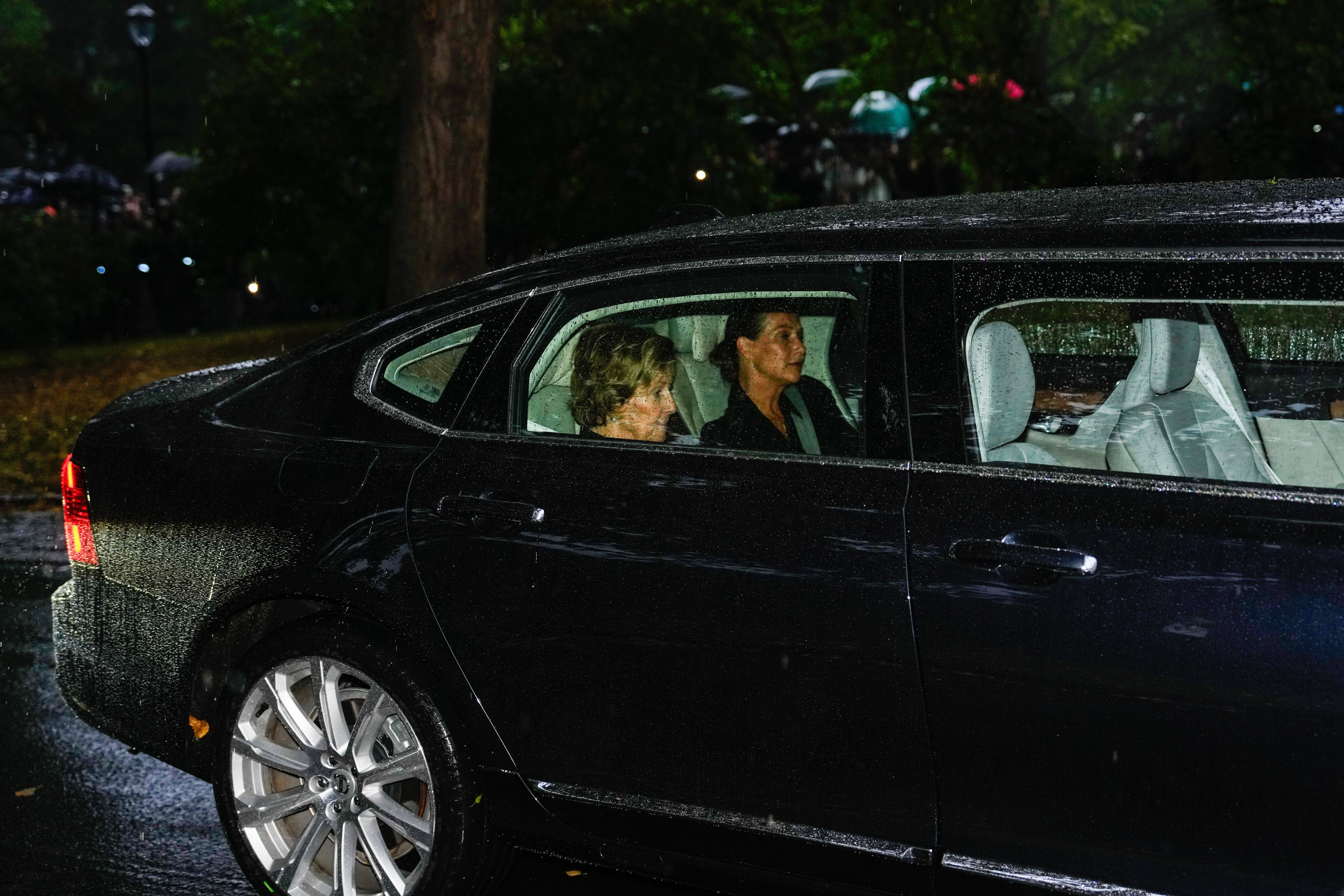 La reina Sonia, acompañada por su hija, Marta Luisa