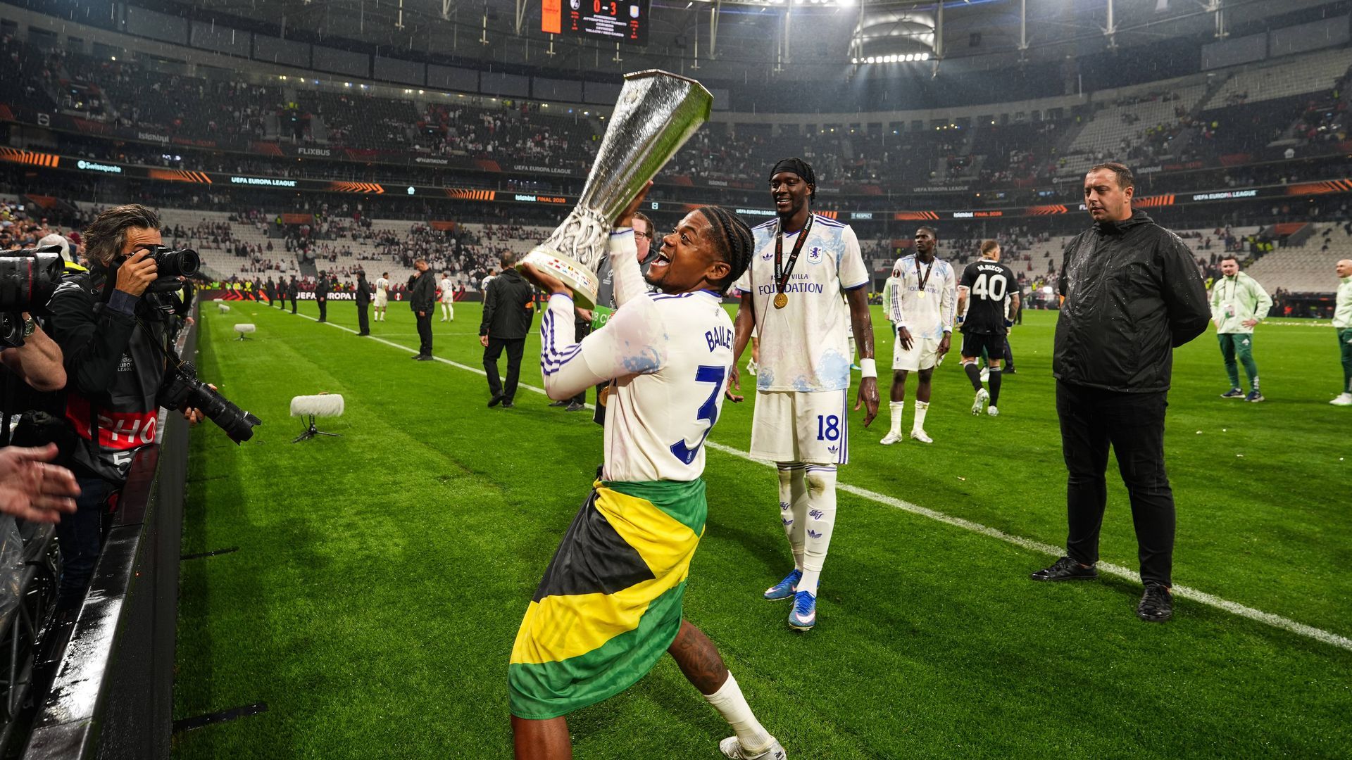 Leon Bailey celebra la Europa League ganada con el Aston Villa