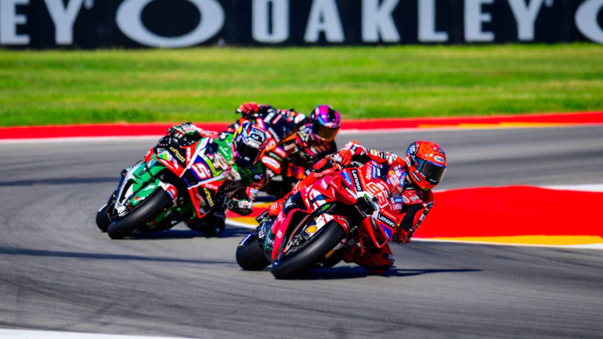Marc Márquez, con Johann Zarco y Jorge Martín, en Aragón