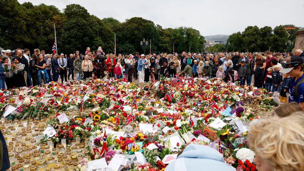 Noruega da su último adiós al rey Harald: las flores y los agradecimientos inundan el Palacio Real en Oslo