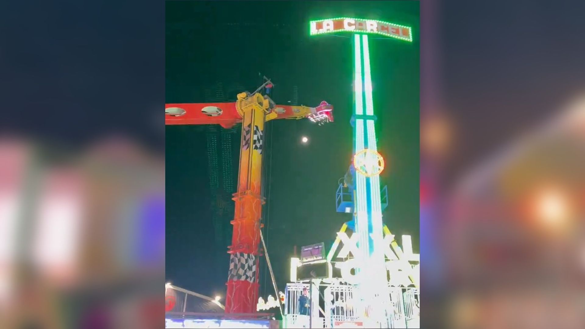 Rescatan a siete personas atrapadas a 60 metros de altura tras averiarse una atracción en la Feria de Almería Rescatan a siete personas atrapadas a 60 metros de altura tras averiarse una atracción en la Feria de Almería