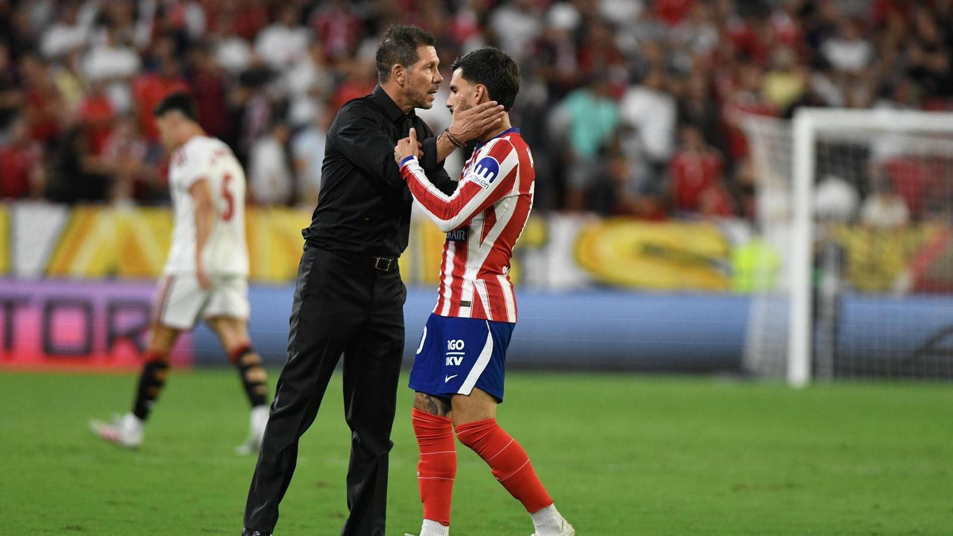 Simeone charla con Álex Baena en el Sevilla-Atlético de Madrid