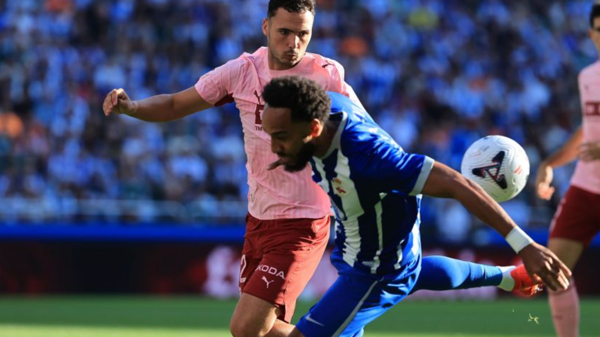 Aubameyang, ante Arnau Martínez, marcó el segundo gol del Dépor