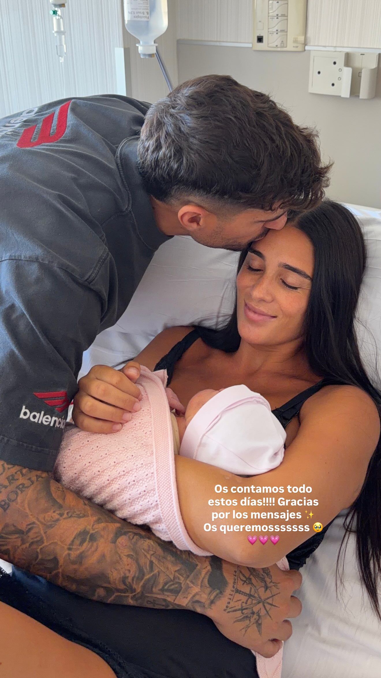 Claudia Martínez junto a su pareja, Mario, y su hija Valentina