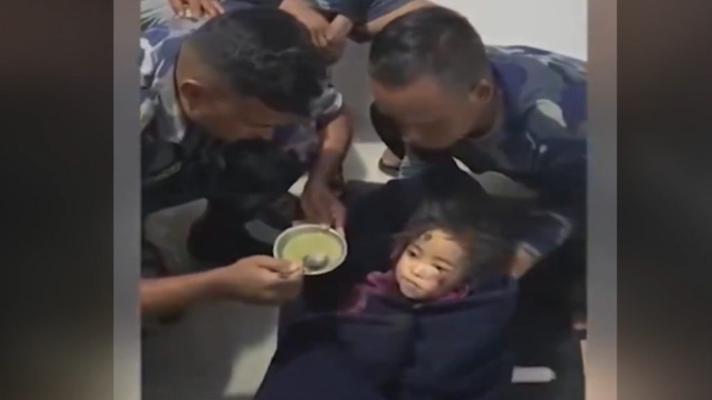 El milagro de Nepal: rescatan con vida a una niña de seis años tras casi 60 horas bajo los escombros