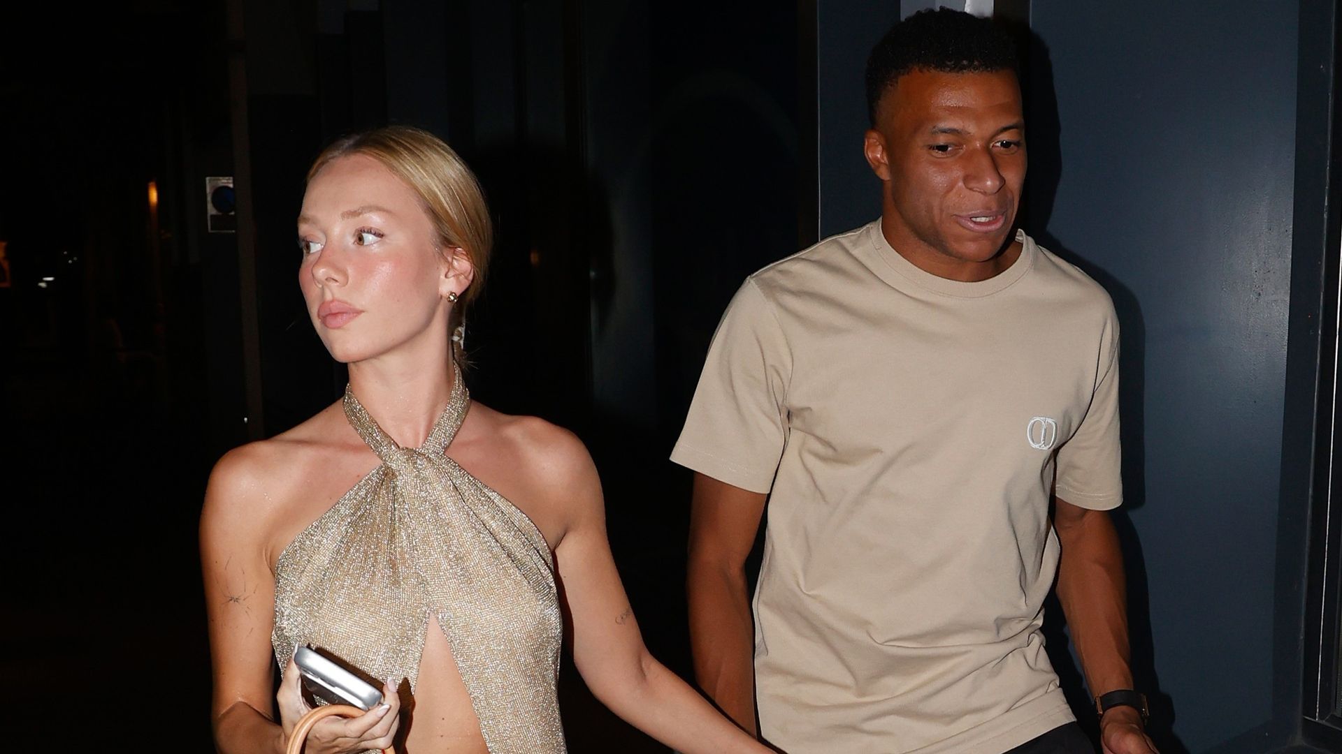 Ester Expósito y Mbappé ya no se esconden: su paseo de la mano en una romántica cita por las calles de Madrid Ester Expósito y Mbappé ya no se esconden: su paseo de la mano en una romántica cita por las calles de Madrid