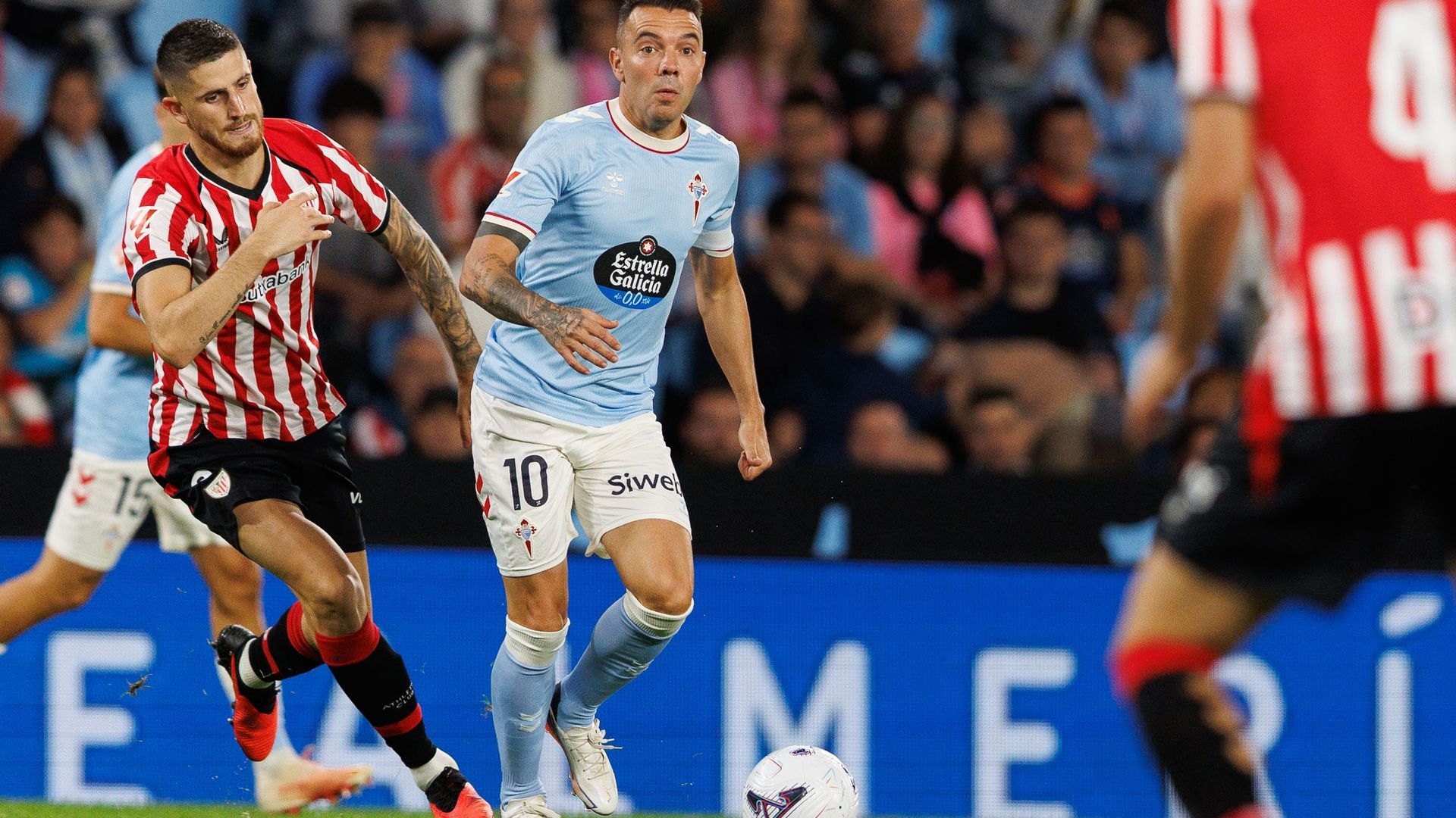 Iago Aspas, ante Sancet en el Celta-Athletic