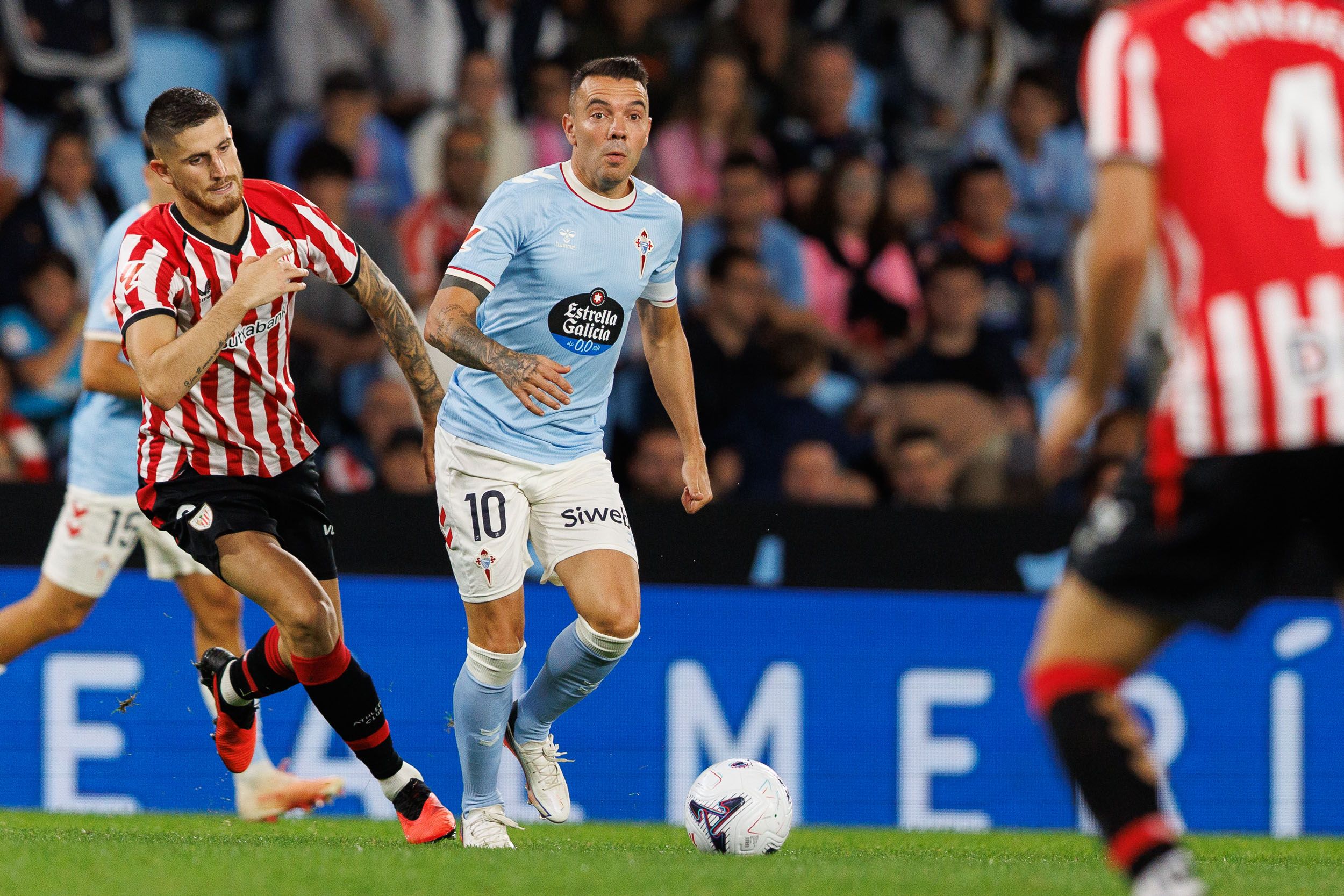 Iago Aspas, ante Sancet en el Celta-Athletic