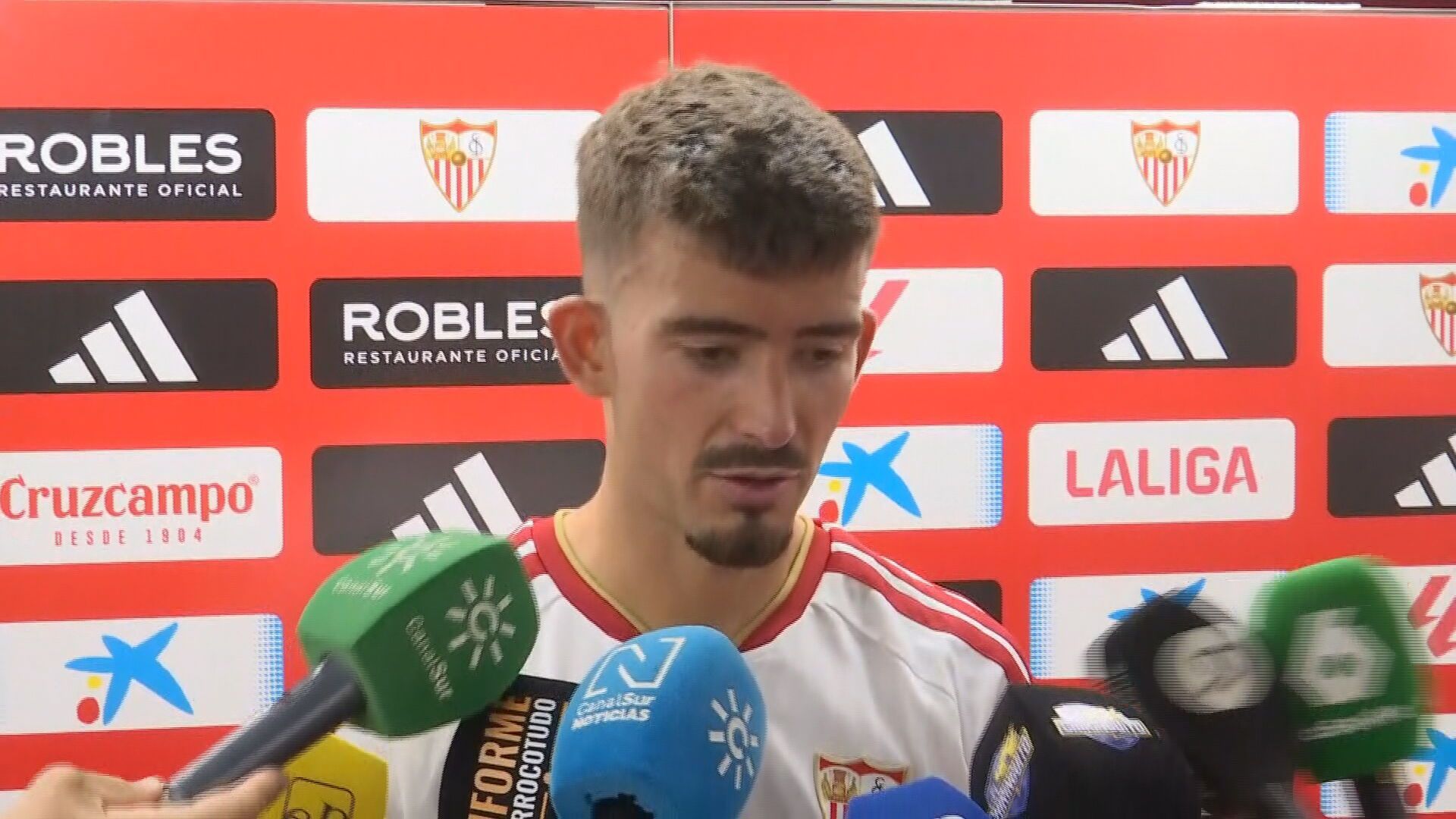Kike Salas, en zona mixta tras el Sevilla-Atlético de Madrid Kike Salas, en zona mixta tras el Sevilla-Atlético de Madrid