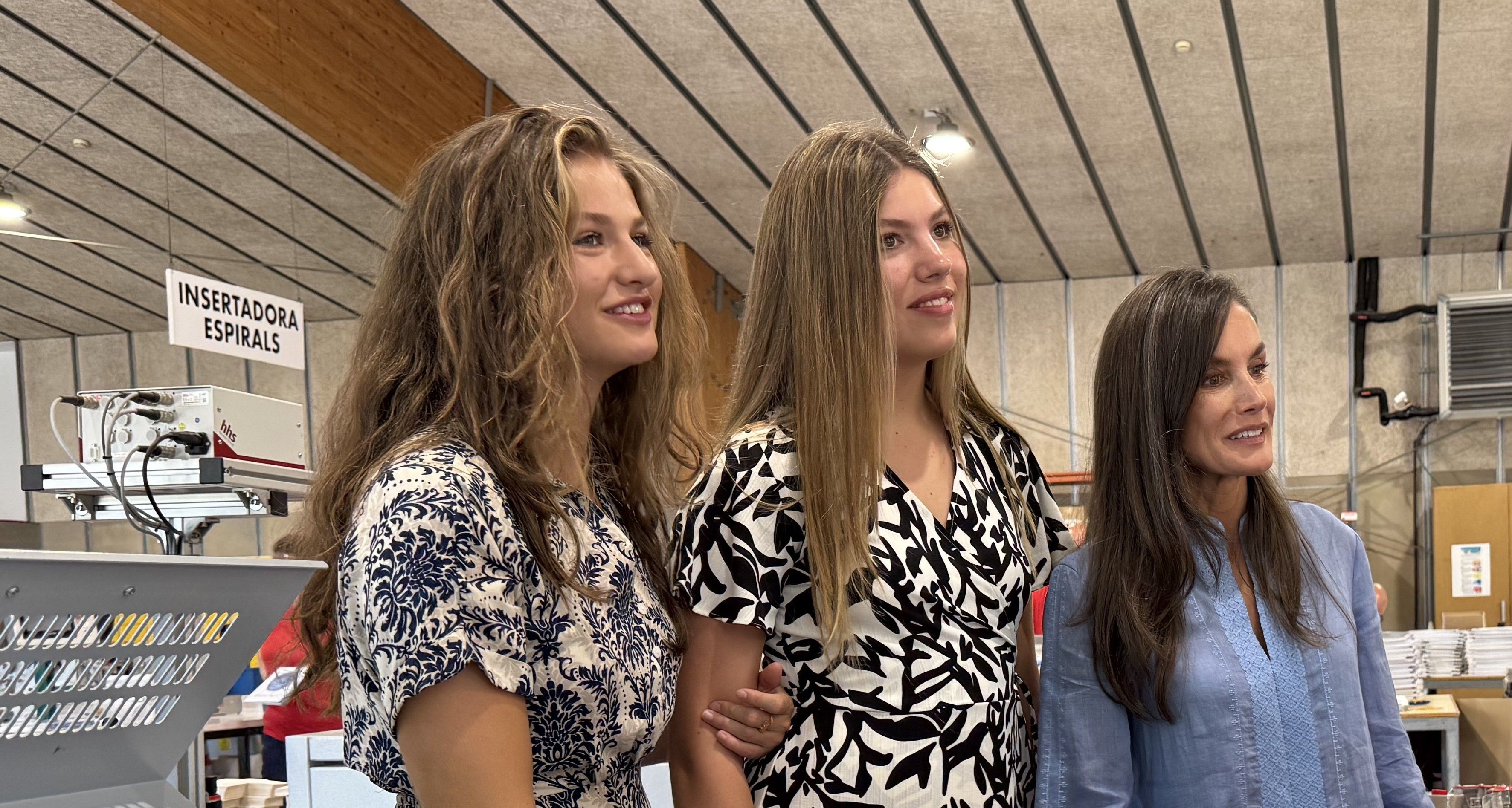 La princesa Leonor, la infanta Sofía y la reina Letizia en una visita a una fundación hace unos meses