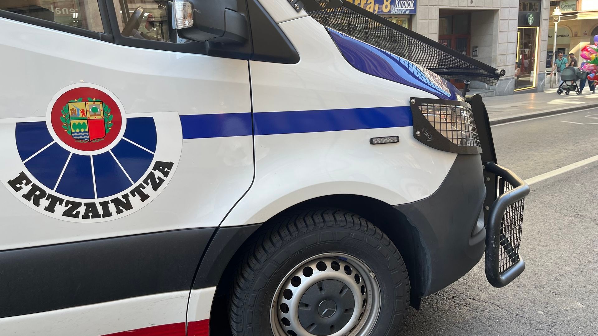 Las agresiones a varios agentes de la Ertzaintza en las fiestas de Bilbao: unas 200 personas lanzan objetos contra los agentes Las agresiones a varios agentes de la Ertzaintza en las fiestas de Bilbao: unas 200 personas lanzan objetos contra los agentes