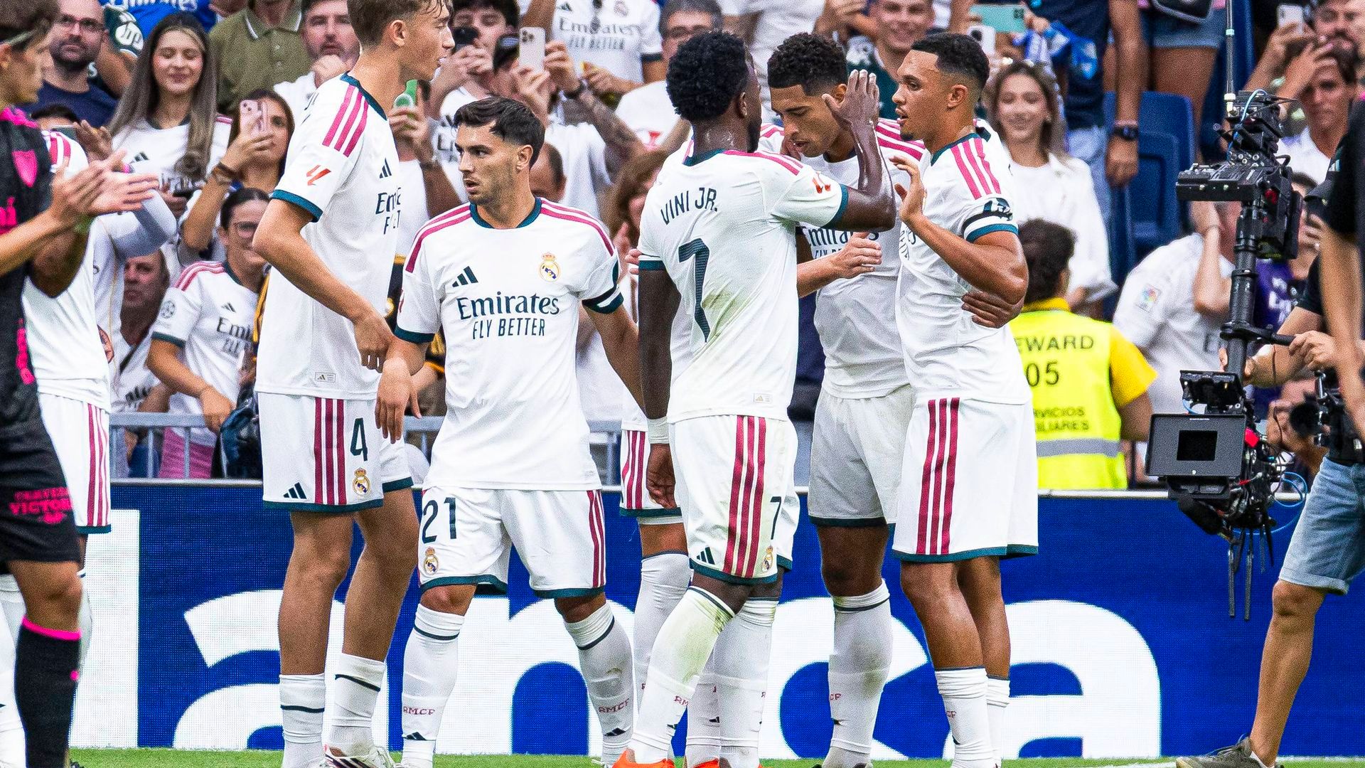 Los jugadores del Real Madrid celebran un gol al Málaga