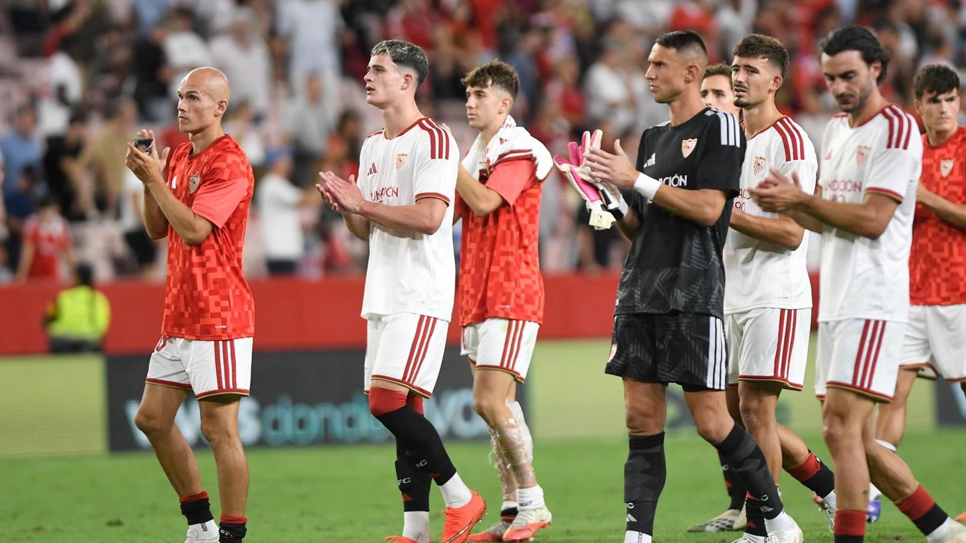 Los jugadores del Sevilla saludan a la afición tras caer ante el Atlético