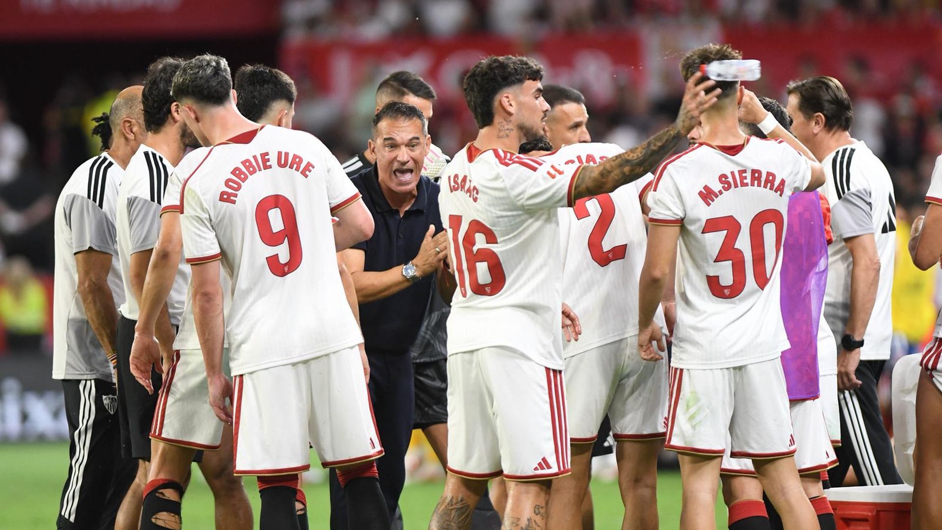 Luis García Plaza charla con sus futbolistas en el Sevilla-Atlético de Madrid