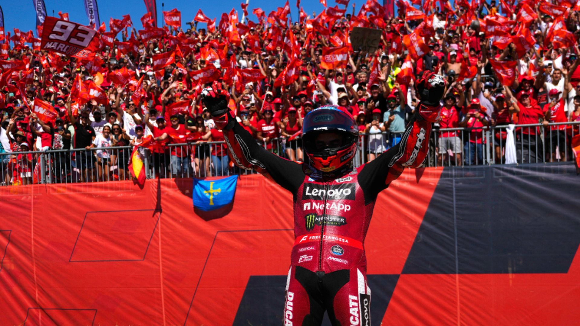 Marc Márquez, celebrando su victoria en MotorLand