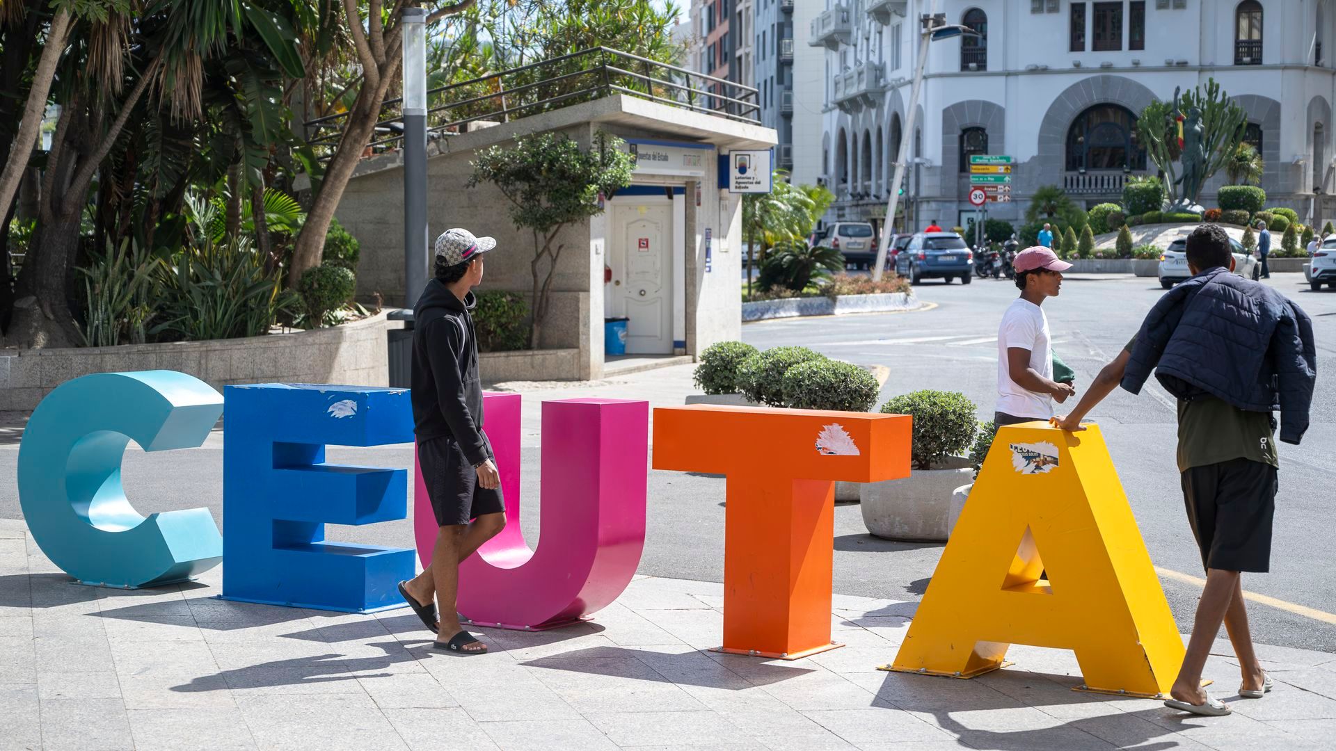 Migrantes pasean por las calles de Ceuta Migrantes pasean por las calles de Ceuta