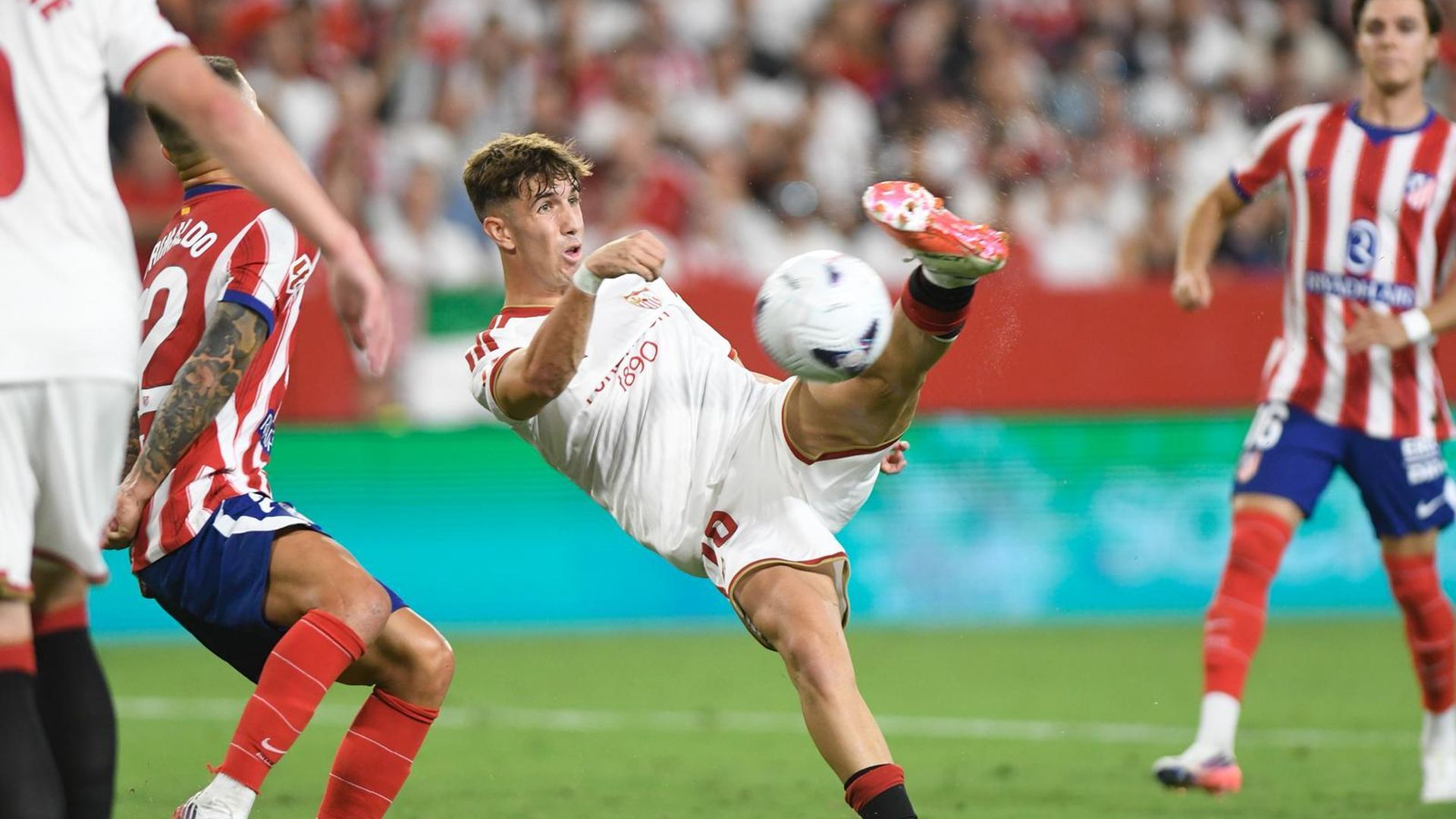 Miguel Sierra anota su gol en el Sevilla-Atlético de Madrid