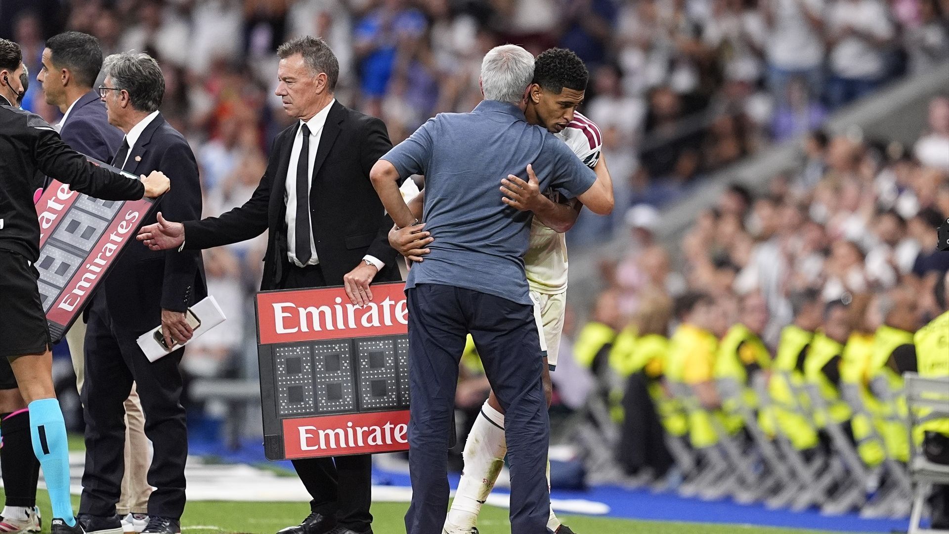 Mourinho y Bellingham se abrazan en el Real Madrid-Málaga Mourinho y Bellingham se abrazan en el Real Madrid-Málaga