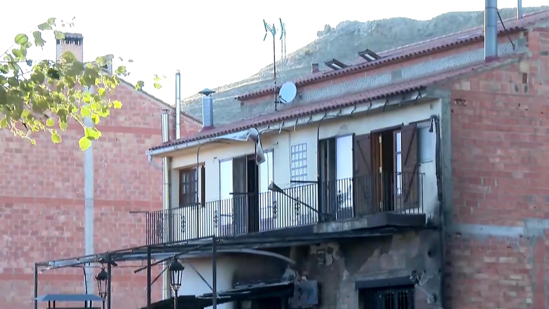 Muere una mujer y una niña de nueve años en el incendio de un bar en Cedrillas, Teruel