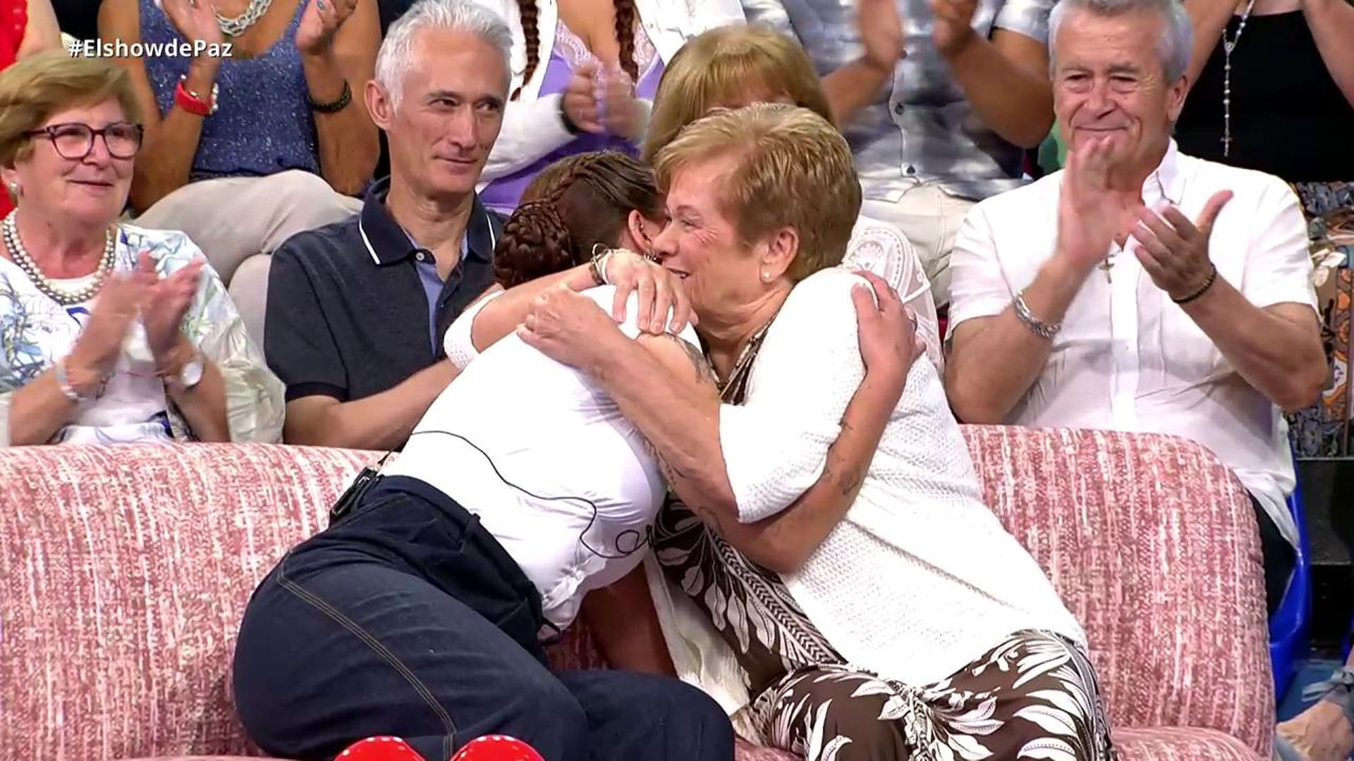 Rafi, la abuela influencer, recibe una sorpresa muy especial de parte de sus nietos