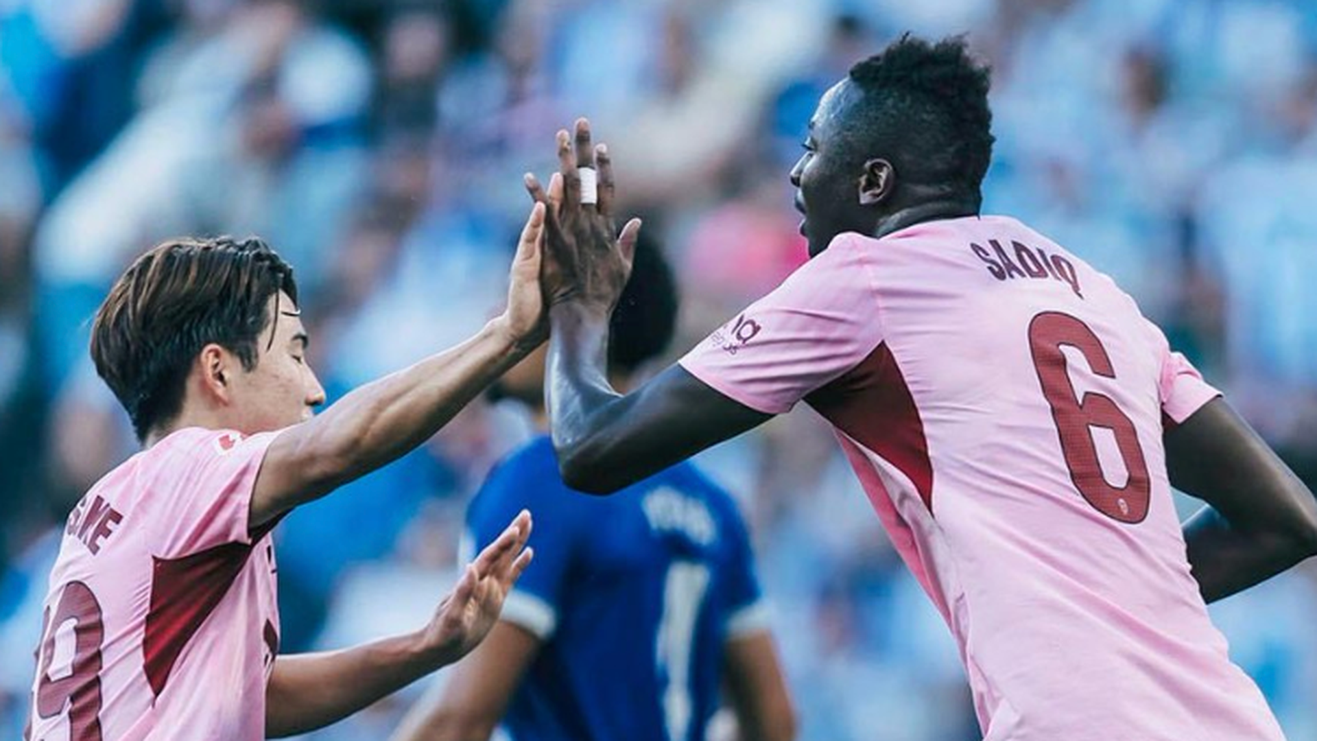 Sato felicita a Sadiq por su gol