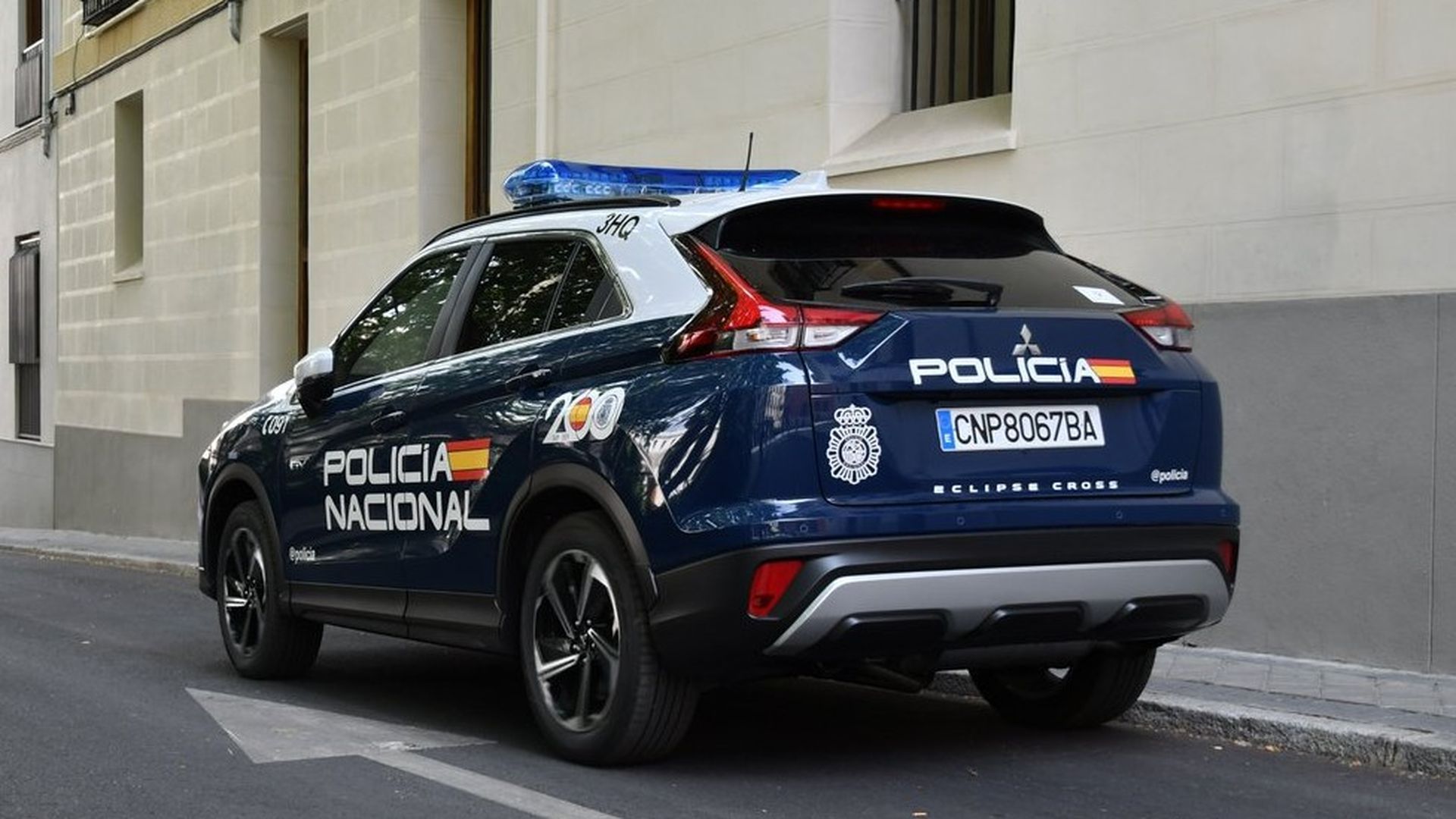 Vehículo policial en una calle Vehículo policial en una calle