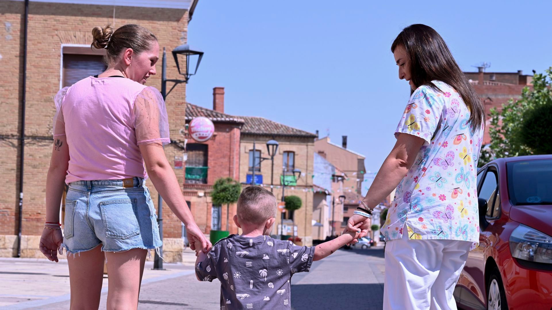 Zulema, la enfermera que convierte las curas de un niño con piel de mariposa en un juego Zulema, la enfermera que convierte las curas de un niño con piel de mariposa en un juego