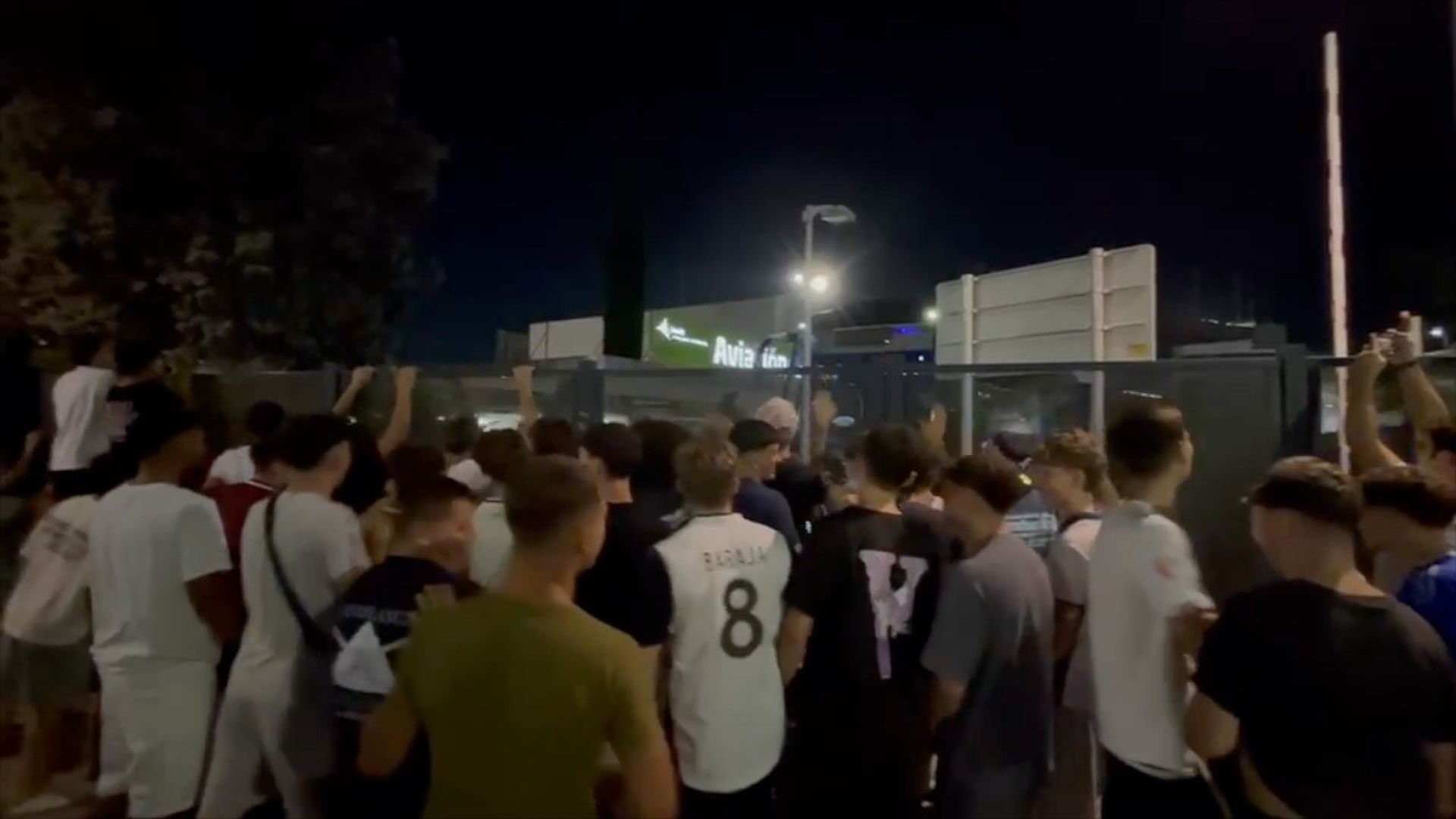 Aficionados reciben con gritos al Valencia CF en el aeropuerto tras perder en Riazor (La Grada de Radioesport)