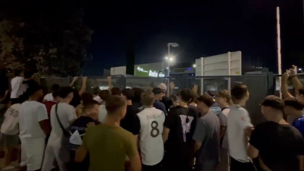 Aficionados reciben con gritos al Valencia CF en el aeropuerto tras perder en Riazor (La Grada de Radioesport)