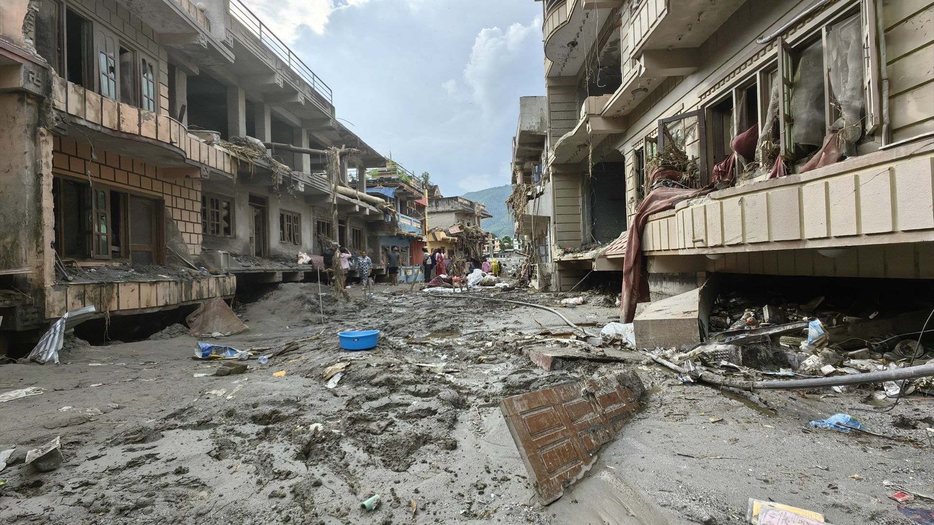 Aumentan a más de 900 los muertos en Nepal por la devastadora riada en la frontera con China Aumentan a más de 900 los muertos en Nepal por la devastadora riada en la frontera con China