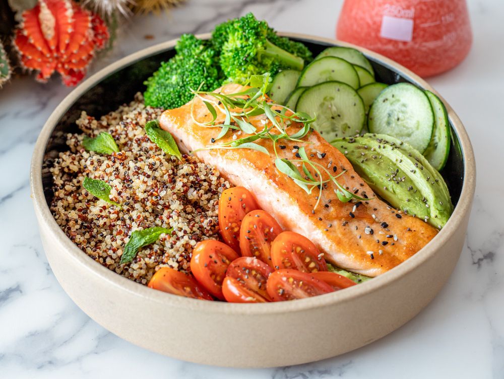 Bol con salmón, quinoa y verduras