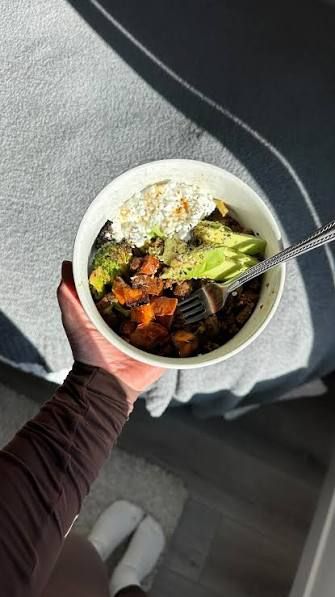 Bol viral con carne picada y aguacate