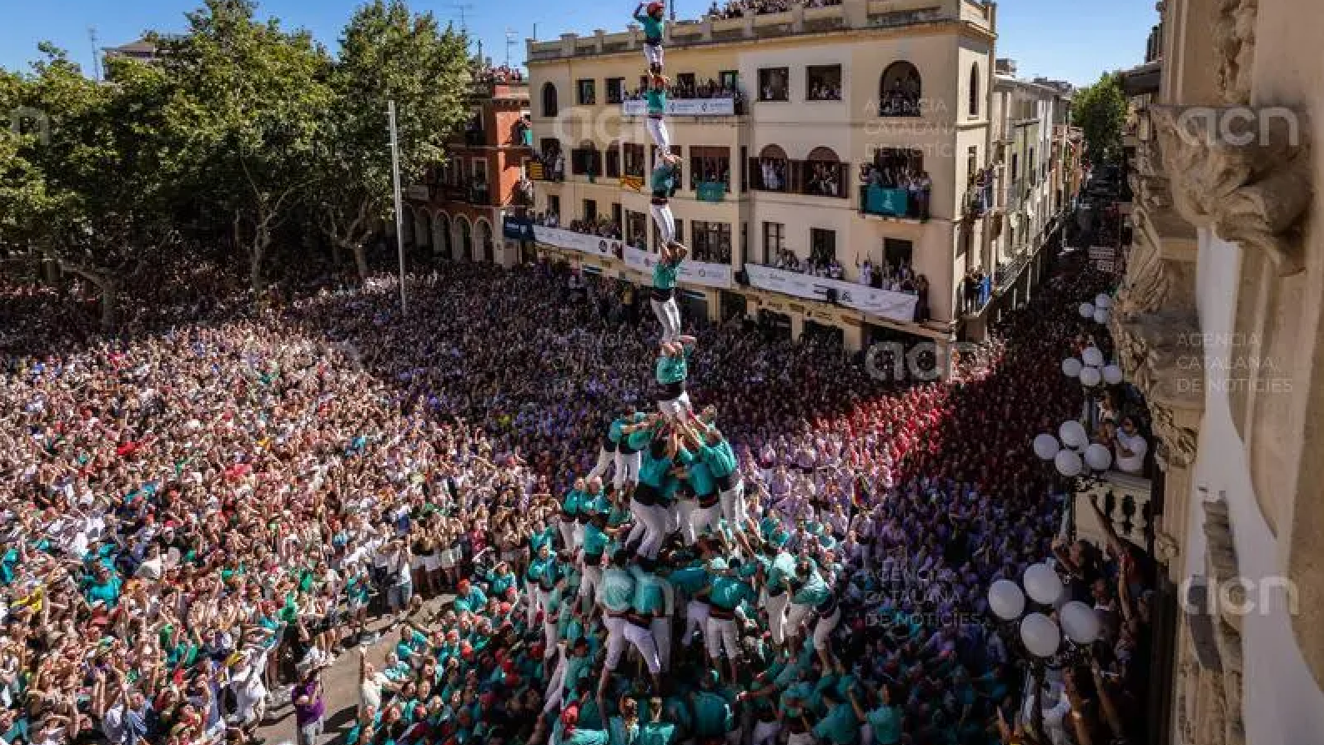 Castellers de Vilafranca hace historia al descargar el primer "pilar de 9" Castellers de Vilafranca hace historia al descargar el primer "pilar de 9"