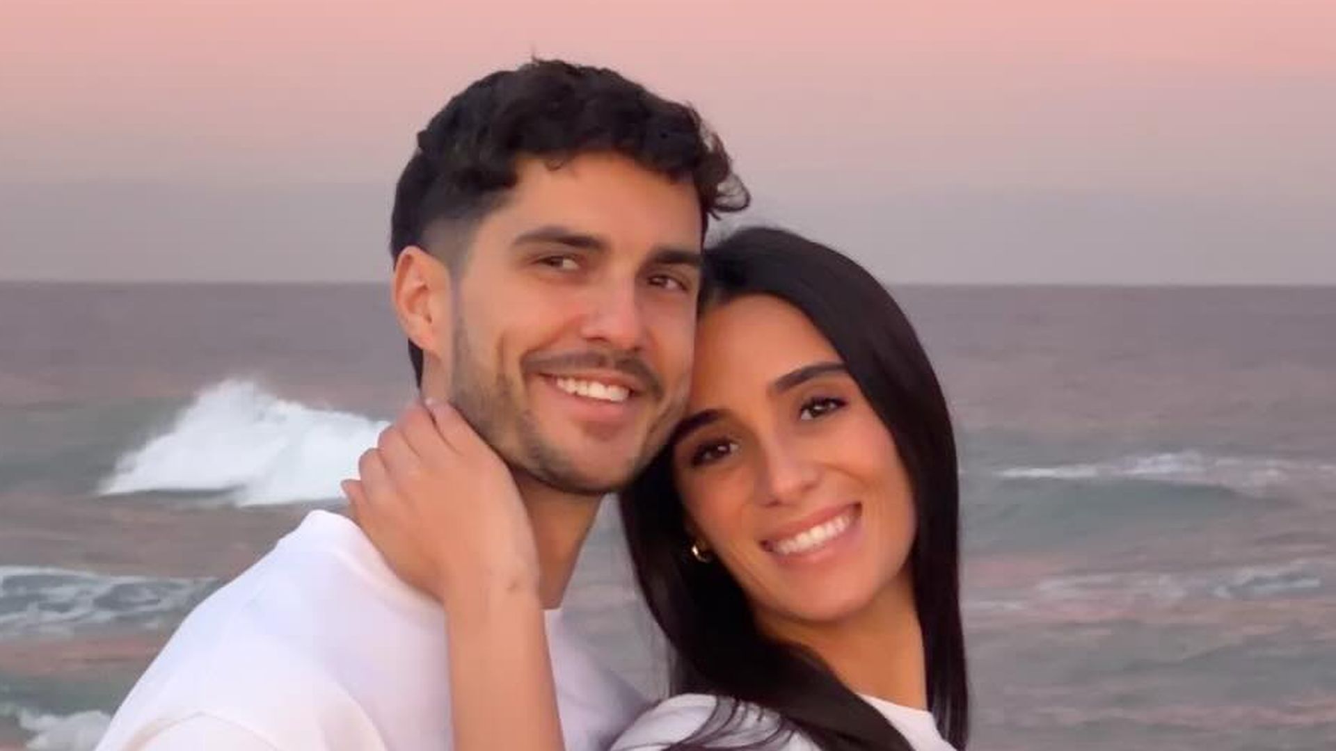 Claudia Martínez da a luz a su primera hija en común con Mario González Claudia Martínez da a luz a su primera hija en común con Mario González