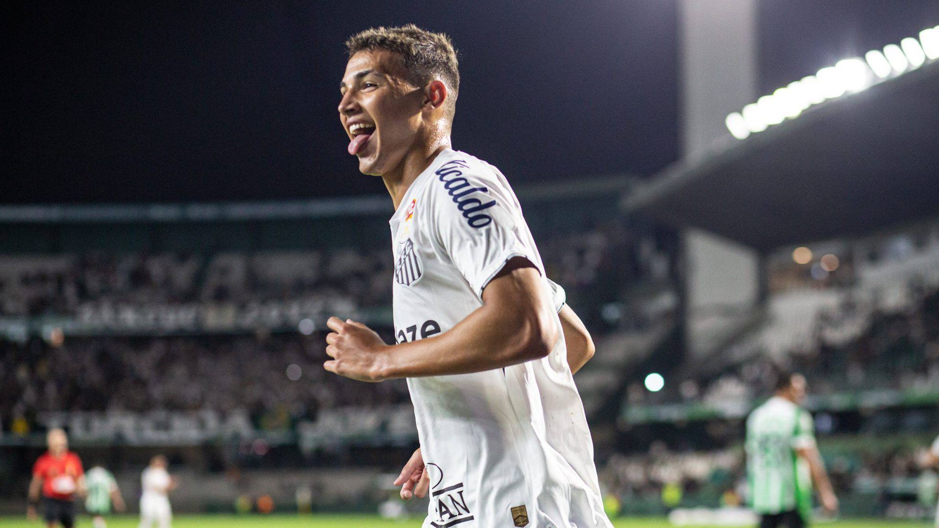 Deivid Washington celebra un gol con el Santos