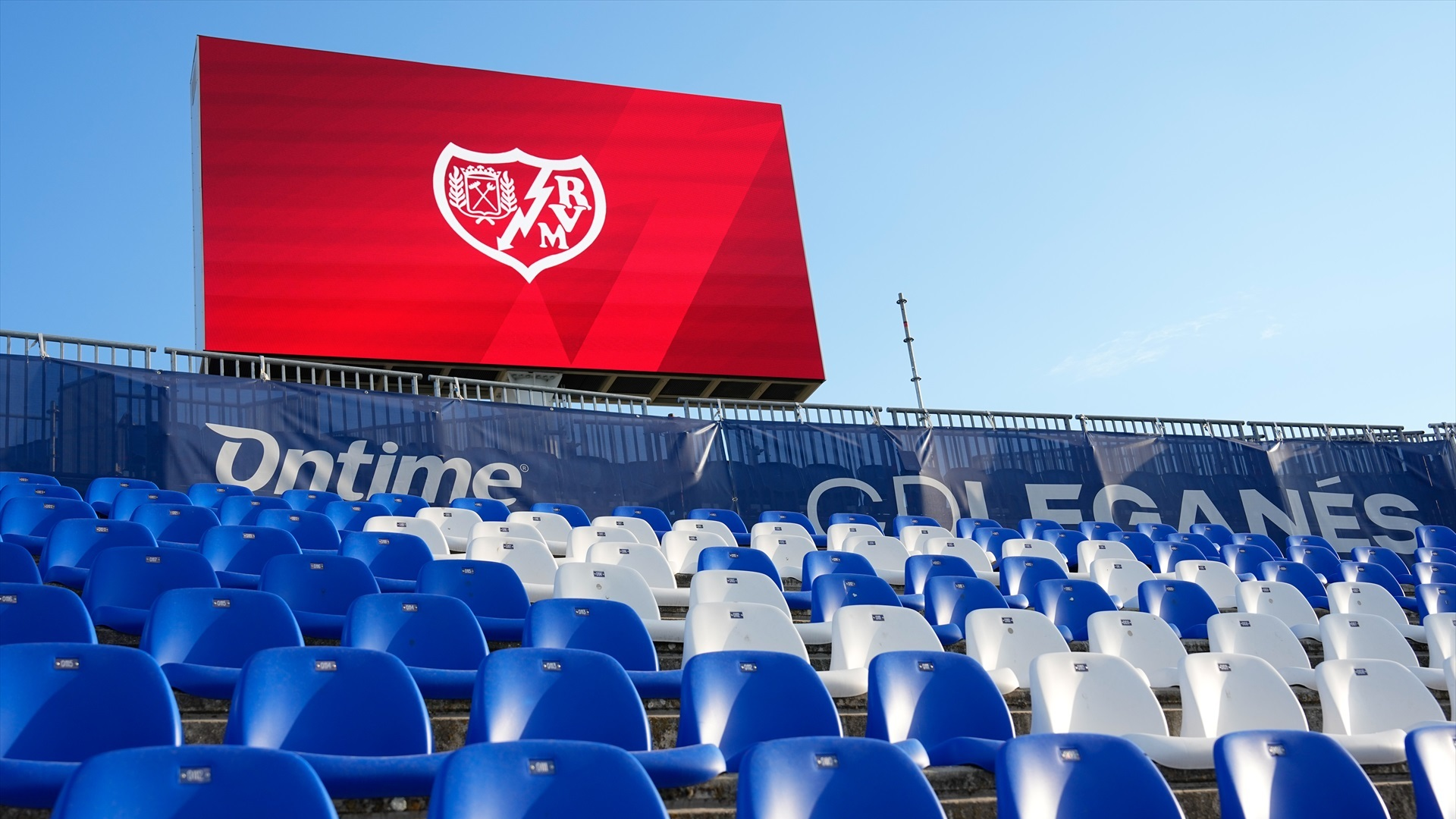 El escudo del Rayo Vallecano, en el marcador de Butarque