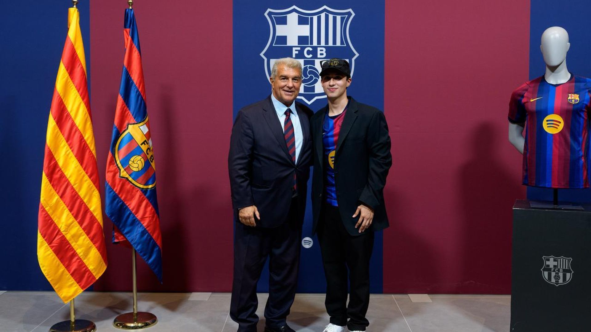 Joan Laporta, junto al aficionado mexicano. Joan Laporta, junto al aficionado mexicano.