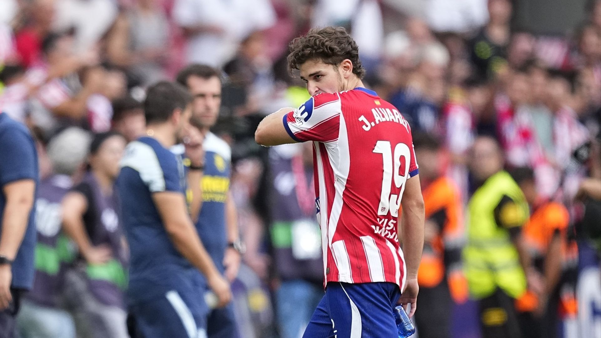 Julián Álvarez saliendo del terreno de juego al acabar el Atlético de Madrid - Villarreal de la jornada 2