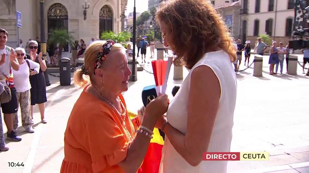 La emoción de los ceutíes en la visita de Ana Rosa Quintana: "¡Qué alegría nos has dado!"